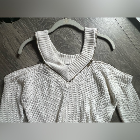 G by guess zipper detail cold shoulder open knit sweater in white. Size L - Picture 5 of 12